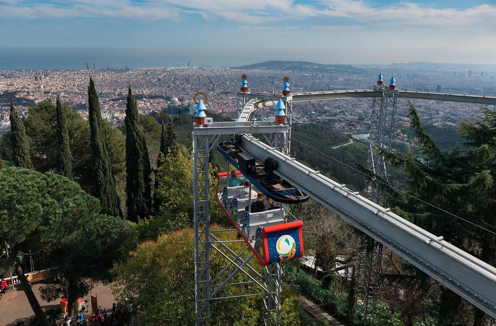 Montanha-russa do Tibidabo com vista aérea de Barcelona ao fundo