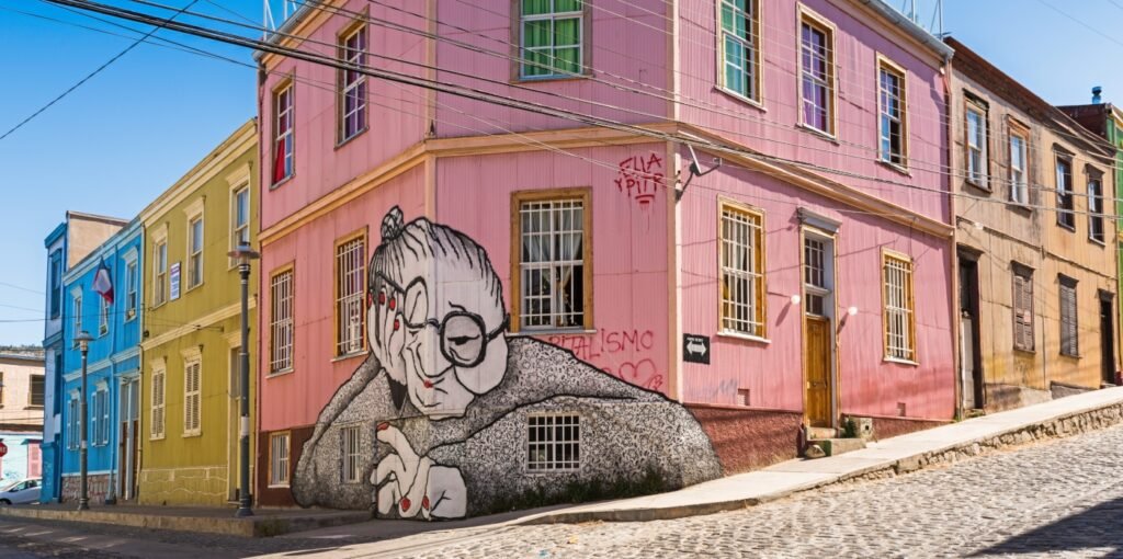 Abuela-de-Valpo-ok-1024x510 O que fazer em Valparaíso do Chile: 1000 cores, grafites e mirantes às margens do Pacífico América do Sul Gastronomia e Bares Vida Noturna e Eventos