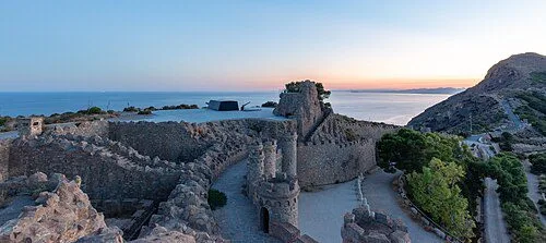 Bateria de Castillitos no alto de uma falésia com céu limpo e vista para o Mar Mediterrâneo