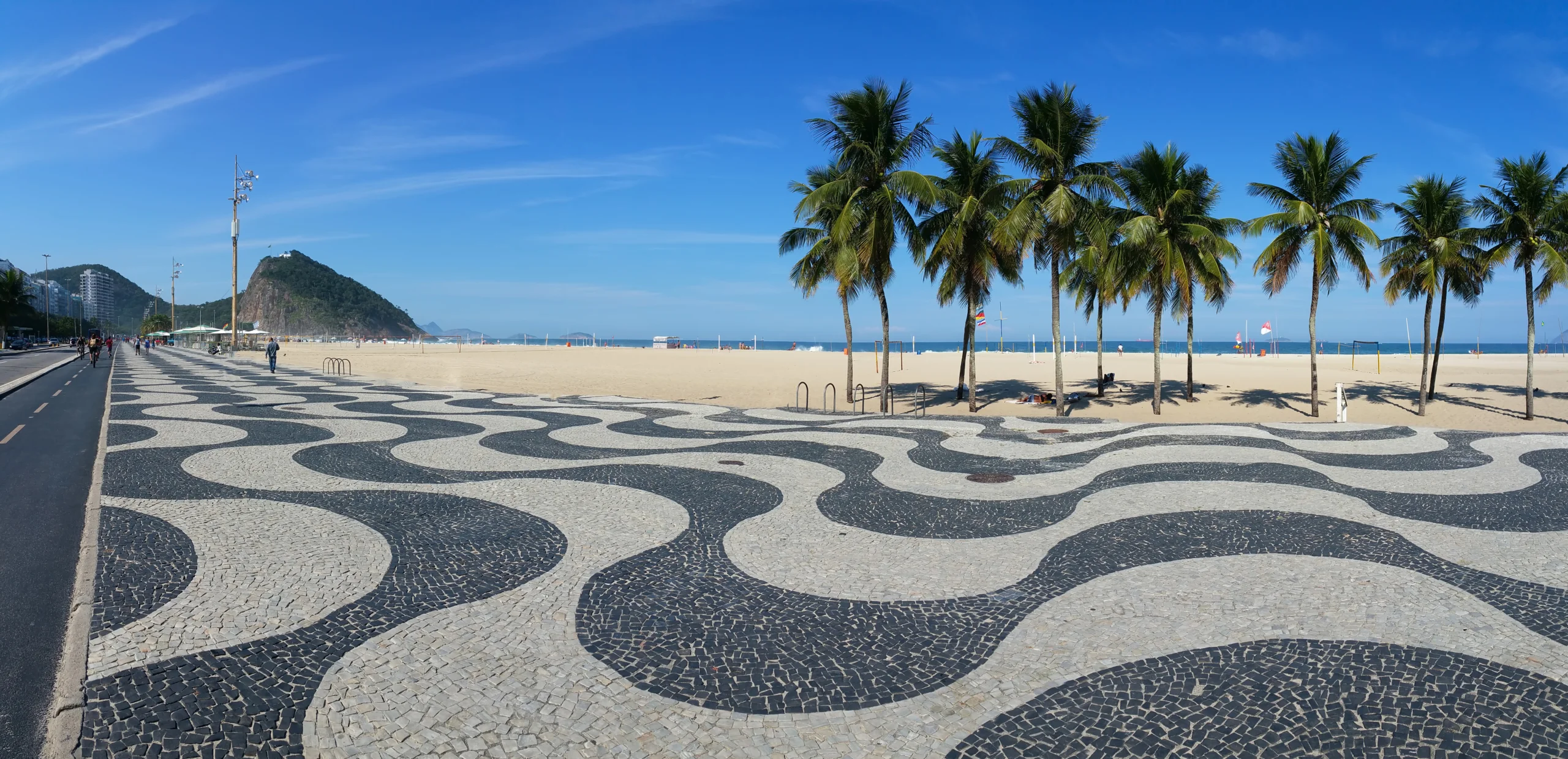 Calçadão de Copacabana com padrão de ondas e mar azul