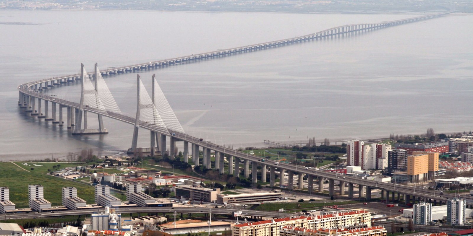 Vasco_da_Gama_Bridge_aerial_view-scaled O que fazer em Lisboa em 48 horas: miradouros, pastéis de nata e fado ao vivo Vida Noturna e Eventos Cultura e Patrimônio Europa Gastronomia e Bares Roteiros e Itinerários
