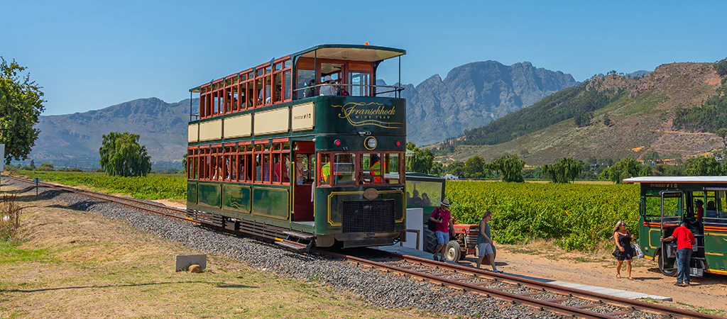 Wine-Tram-in-Franschhoek-South-Africa_1024x1024 O que fazer em Cape Town em 1 fim de semana: Table Mountain, península do Cabo e vinícolas África Dicas Práticas e Planejamento Natureza e Aventura