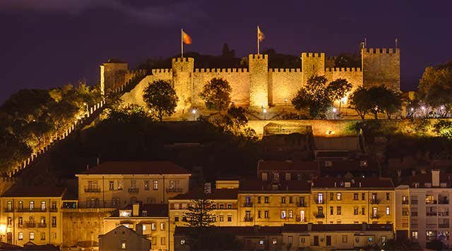 castillo-san-jorge-m O que fazer em Lisboa em 48 horas: miradouros, pastéis de nata e fado ao vivo Vida Noturna e Eventos Cultura e Patrimônio Europa Gastronomia e Bares Roteiros e Itinerários