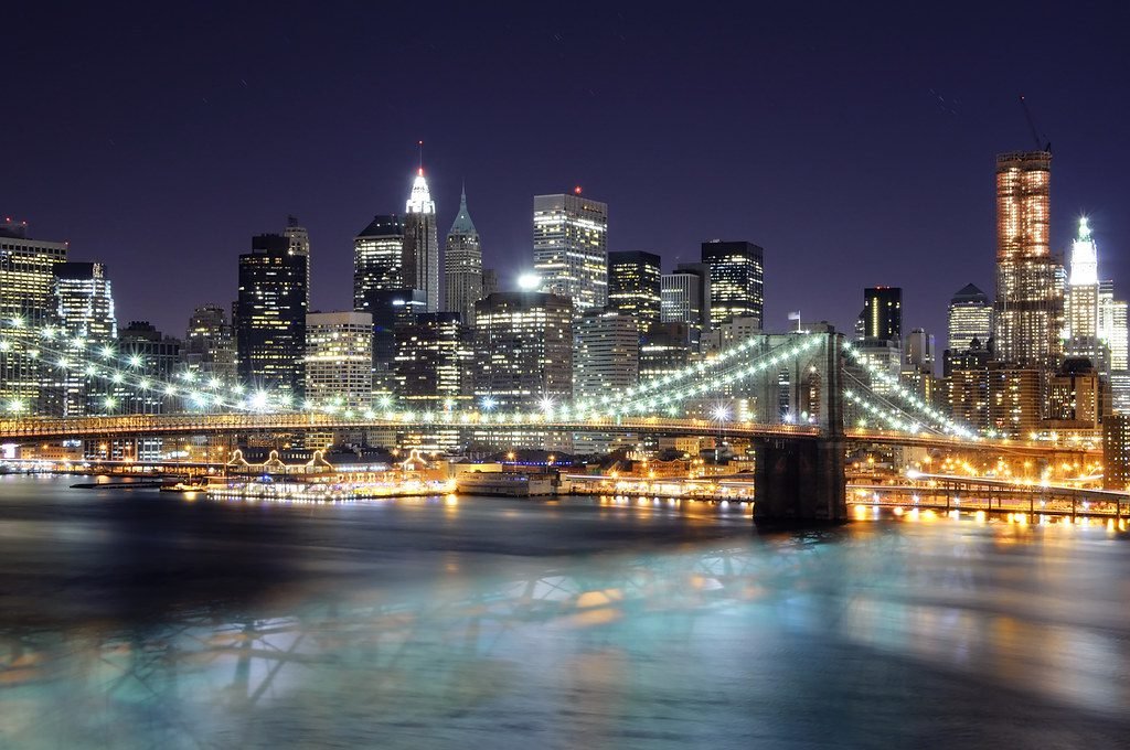 Vista icônica da Manhattan Bridge entre prédios em DUMBO, Brooklyn