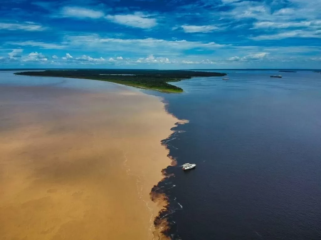 encontro-das-aguas-rio-negro-rio-solimoes-manaus-1024x768-1 Conheça Manaus em 2 dias: da Amazônia ao encontro das águas Brasil Natureza e Aventura