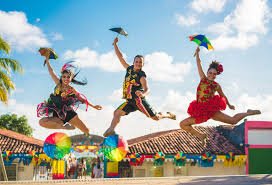 images-1 O que fazer em Recife‑PE no Carnaval: blocos de rua, frevo e comidas típicas Vida Noturna e Eventos Brasil