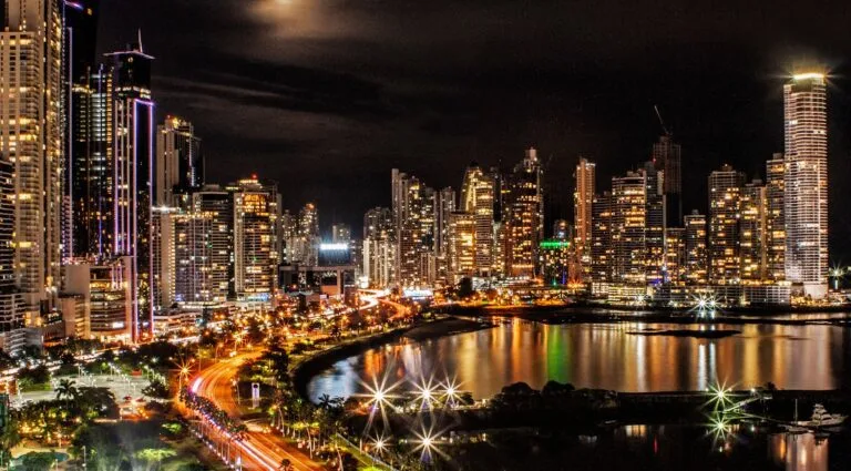 cidade do panamá lights and buildings during nighttime