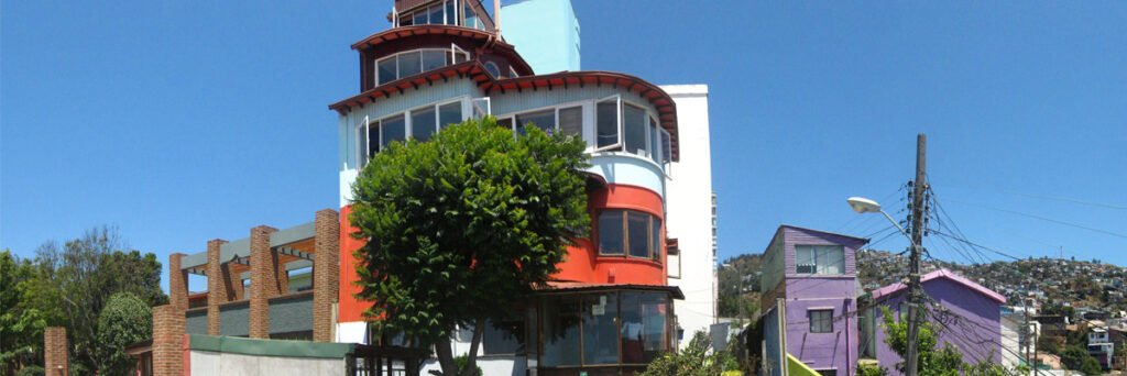 la-sebastiana-exterior-1024x342 O que fazer em Valparaíso do Chile: 1000 cores, grafites e mirantes às margens do Pacífico América do Sul Gastronomia e Bares Vida Noturna e Eventos