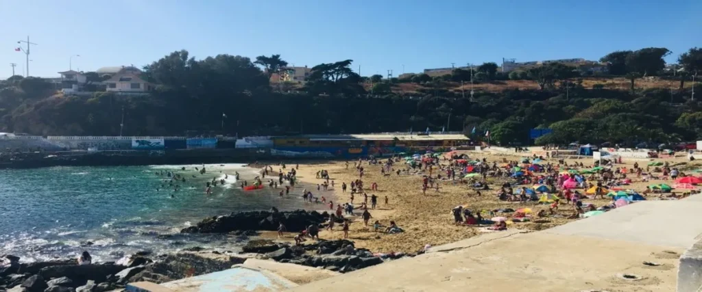 playa-las-torpederas-1-1024x427 O que fazer em Valparaíso do Chile: 1000 cores, grafites e mirantes às margens do Pacífico América do Sul Gastronomia e Bares Vida Noturna e Eventos