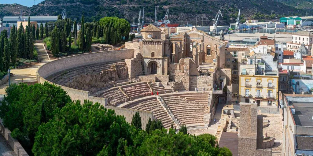 Ruínas do Teatro Romano de Cartagena com assentos em pedra e vista para o céu azul