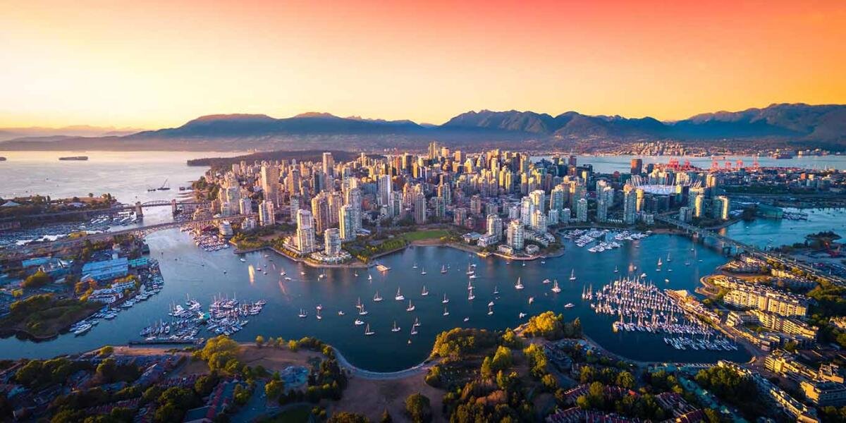 cidade de vancouver vista de cima com montanhas ao fundo