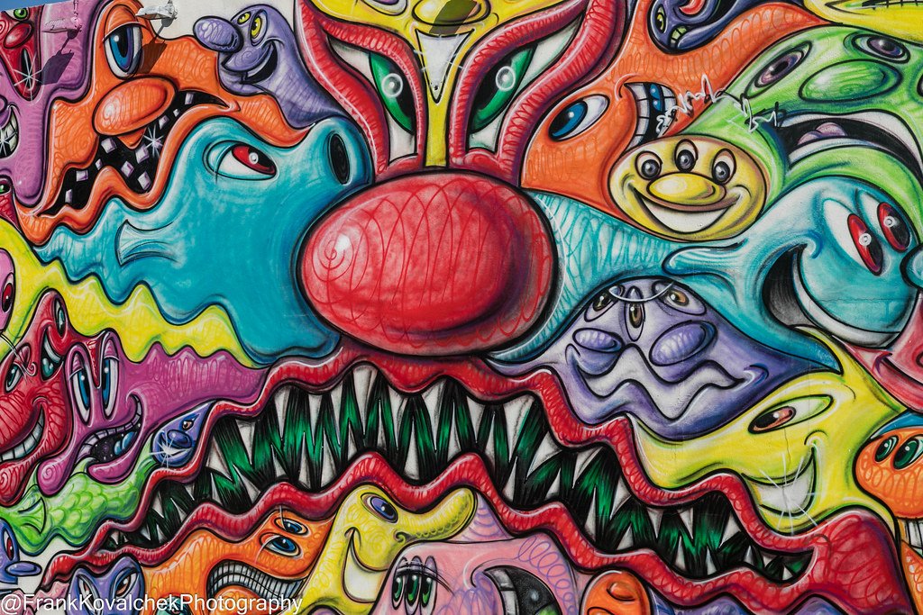 Paredão colorido com grafites vibrantes no Wynwood Walls