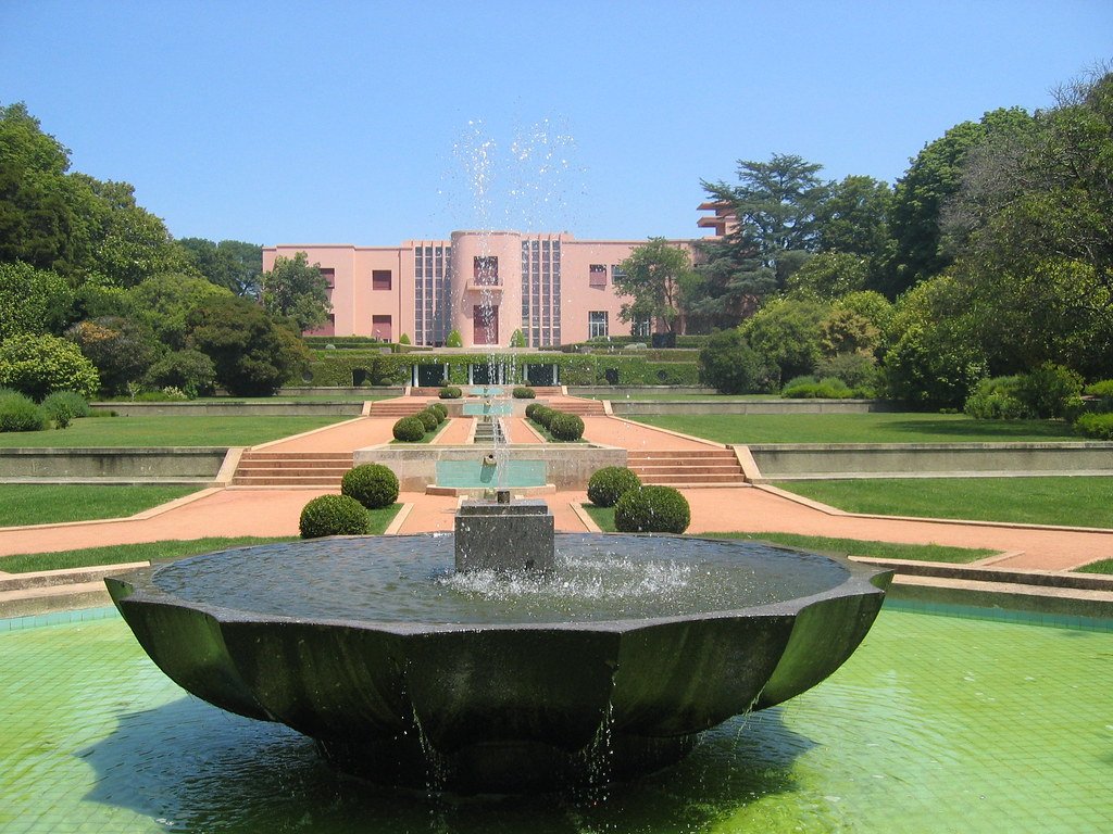 Jardins simétricos e arborizados do Parque de Serralves com escultura moderna ao centro