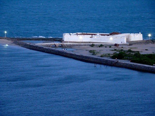 Forte dos Reis Magos visto de cima, cercado pelo mar azul e céu aberto
