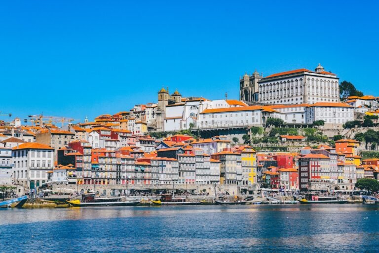 Prédios brancos próximos da água em Porto, Portugal