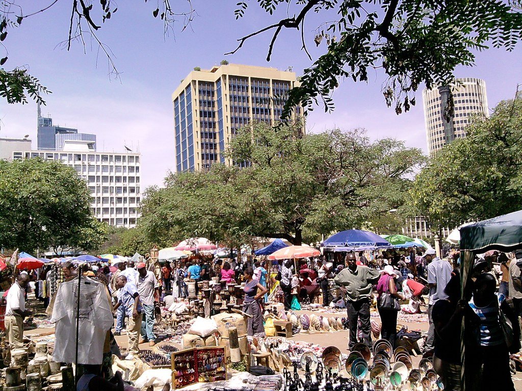 Mercado Maasai em Nairobi com barracas e pessoas na rua
