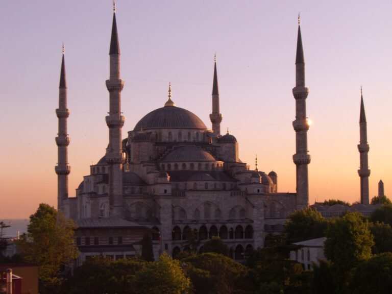 Castelo visto de frente ao entardecer na cidade de Istambul