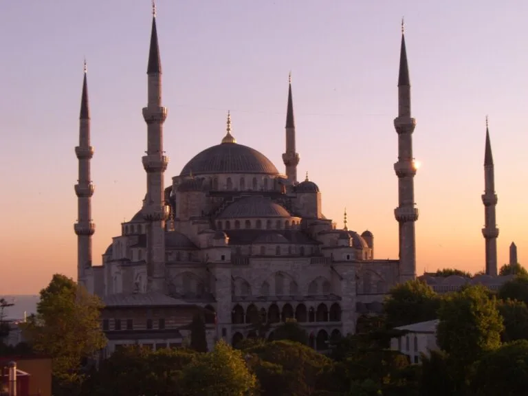Castelo visto de frente ao entardecer na cidade de Istambul