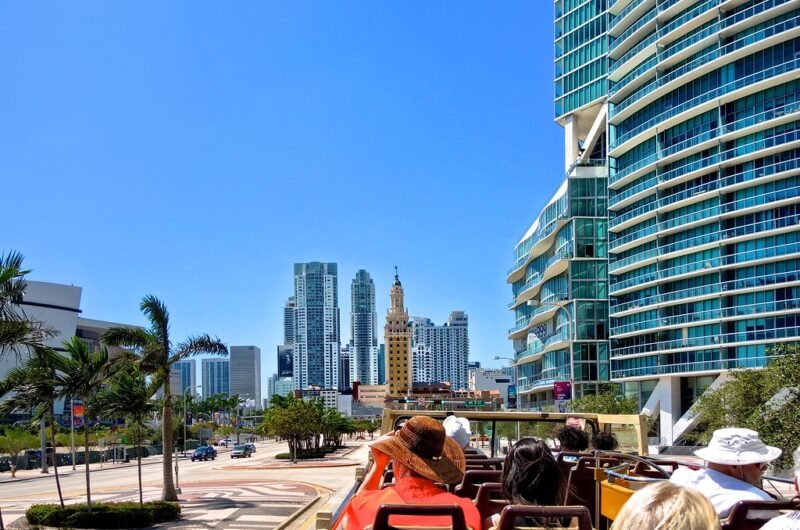 Pessoas andando de carro pelas ruas de Miami