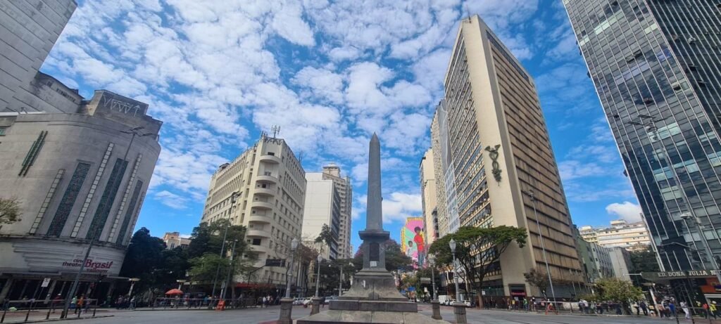cidades-belo-horizonte-o-que-abre-e-fecha-em-bh-bh-feriado-1709076985-1024x461 Roteiro de 1 dia em Belo Horizonte: Mercado, museus e botecos Brasil Cultura e Patrimônio Gastronomia e Bares Vida Noturna e Eventos