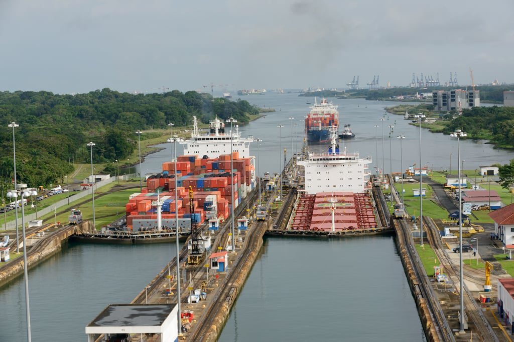canal do panama com navia atravessando
