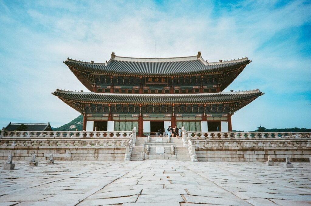 a tall building with a sky background Seul Palácio Gyeongbokgung