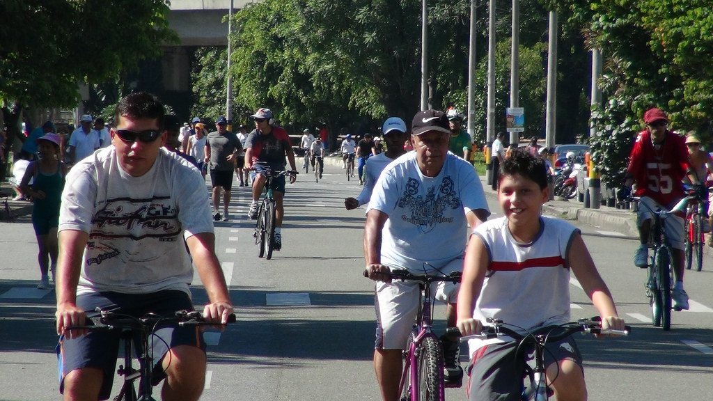 Ciclovía em Medellín com família aproveitando